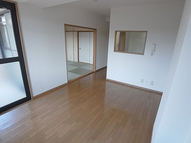 神戸市兵庫区荒田町３丁目の賃貸マンションの居間・リビング|リフォーム済の綺麗で明るいリビング