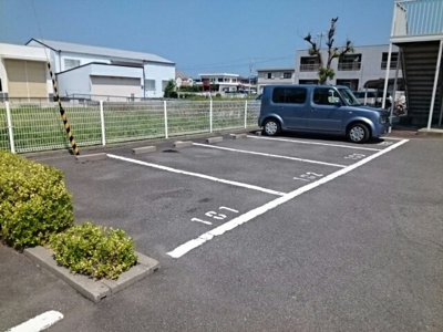 【駐車場】 | ハイツノア | 車をお持ちの方に嬉しい駐車場付きの物件です