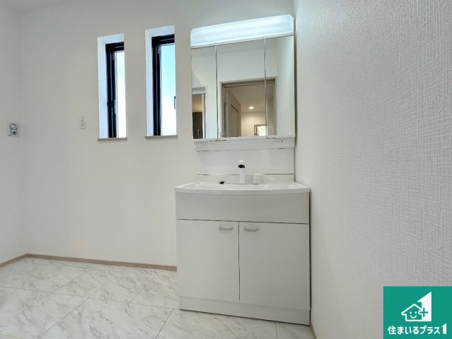 神戸市西区樫野台　新築一戸建ての独立洗面台|清潔感のある洗面台です。フラットな鏡は掃除がしやすく毎日清潔！鏡裏には収納があるのでスッキリとした洗面台が保てます。