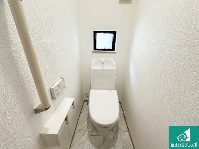 神戸市西区樫野台　新築一戸建てのトイレ|1・2階の2ヶ所にあるので、朝の忙しい時間の順番待ちもなく、深夜の利用にも大変便利です。