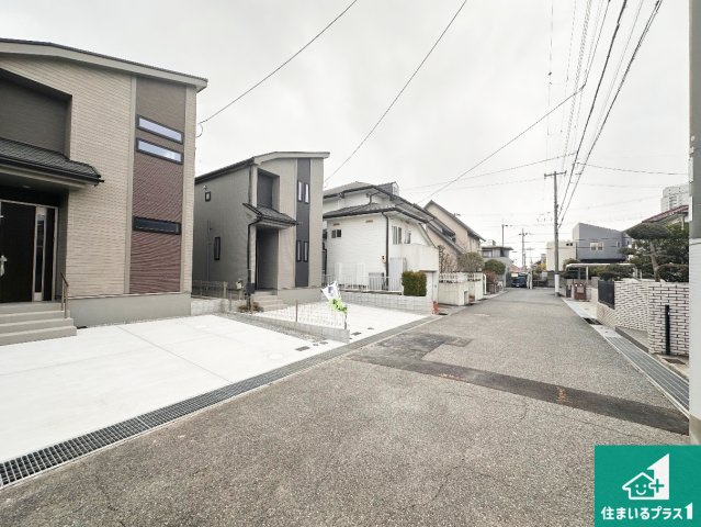 神戸市西区樫野台　新築一戸建ての前面道路含む現地写真|周辺は閑静な住宅街！前面道路広々で車の出し入れも便利です。駐車が苦手な方でも安心して車庫入れできます！