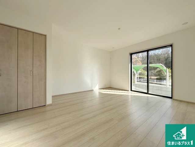 神戸市西区樫野台　新築一戸建ての居間・リビング|日当たり良好の明るいリビングで朝の目覚めもスッキリできそう！対面キッチンでご家族のコミュニケーションも自然と増える設計！小さなお子様が遊ぶスペースを作っても広々とくつろげるLDK！