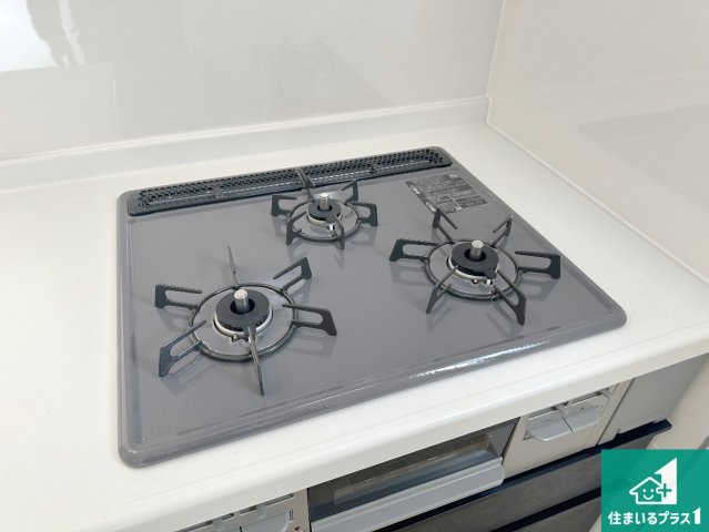 神戸市西区樫野台　新築一戸建ての設備|ダブル高火力Ｓｉセンサー付きコンロ！３口あるので、まとめて料理をする時も大活躍！