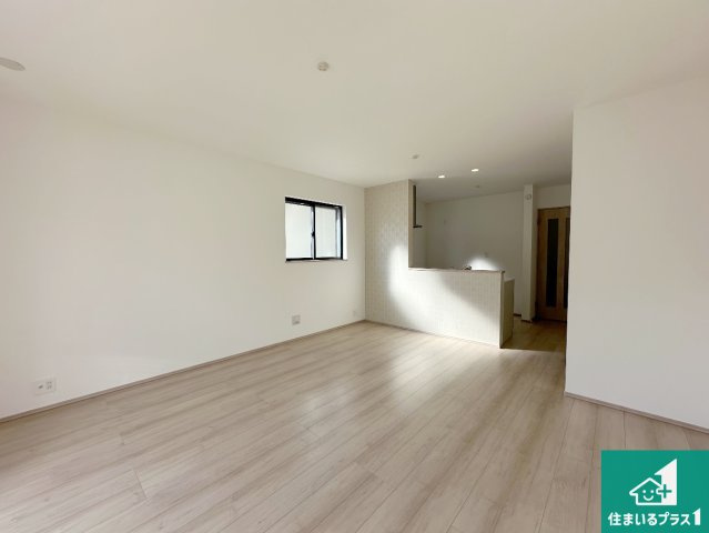 神戸市西区樫野台　新築一戸建ての居間・リビング|シンプルなリビングは、観葉植物等のインテリアを楽しめますね！パパ好みにも、ママ好みにも家具次第で雰囲気を変えることができます！