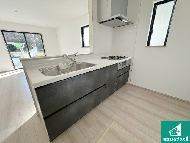 神戸市西区樫野台　新築一戸建てのキッチン|リビングと統一感があり、使い勝手のいいキッチン。広々としているので、二人並んで作業が出来ちゃいます。お子様と一緒に色々なお料理に挑戦できるスペースがあります。