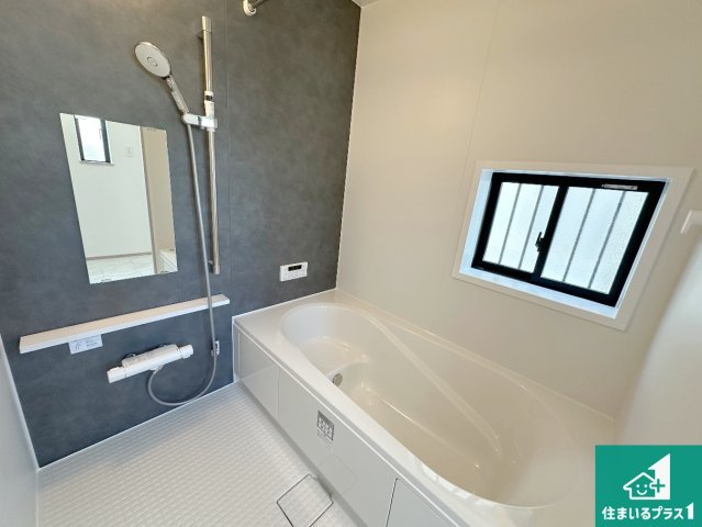 神戸市西区樫野台　新築一戸建ての浴室|足をゆったり伸ばして寛げる浴槽です。窓が設けられていますので差し込む光が明るく穏やかな雰囲気にしてくれます♪浴室乾燥機も設置しているので、雨の日の洗濯物も安心です♪