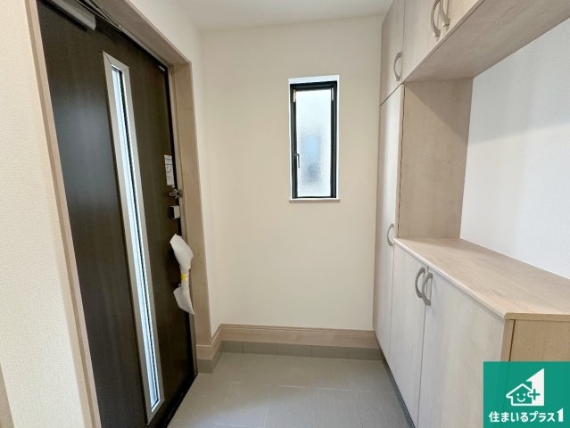 神戸市西区樫野台　新築一戸建ての玄関|シューズボックスにはたくさんの靴が収納できるので玄関周りはいつもスッキリ！ご家族が増えても安心！