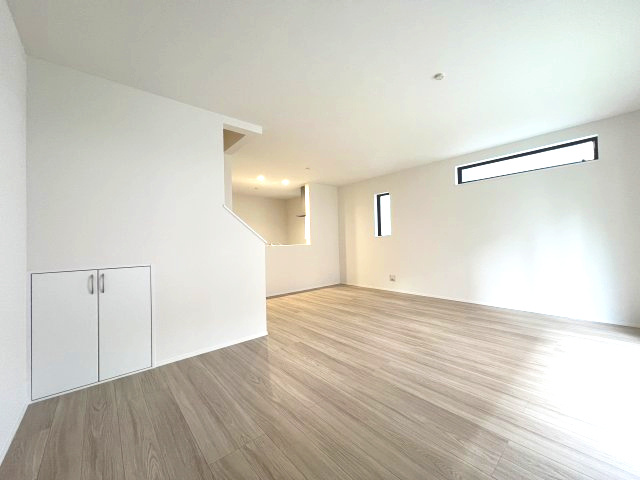 青梅市河辺町7丁目　新築戸建全1棟の居間・リビング|リビング収納が完備｡リビングにゆとりが持てますね♪