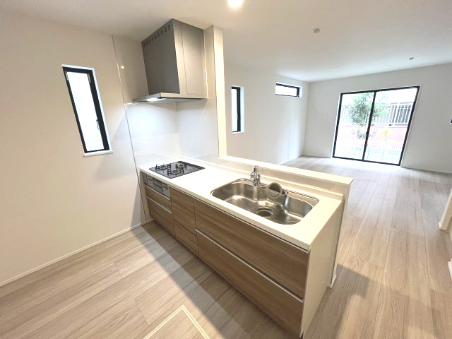 青梅市河辺町7丁目　新築戸建全1棟のキッチン|料理をしながらでもご家族との会話を楽しめる対面キッチン