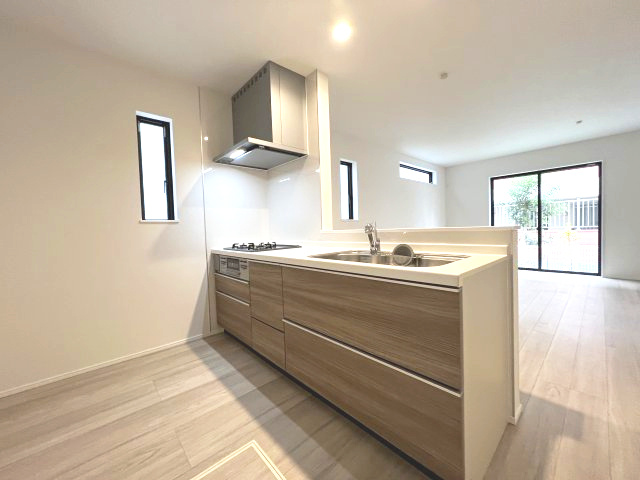 青梅市河辺町7丁目　新築戸建全1棟のキッチン|収納力のあるシステムキッチン！生活感を感じさせないおしゃれな生活を・・