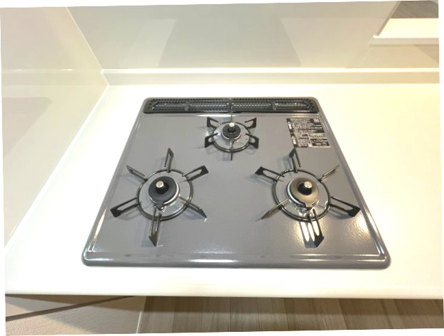 青梅市河辺町7丁目　新築戸建全1棟のキッチン|三口ガスコンロ