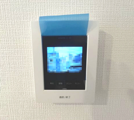 青梅市河辺町7丁目　新築戸建全1棟の防犯設備|モニター付きインターホンあり。急な来客でも室内から顔が確認できると安心ですよね