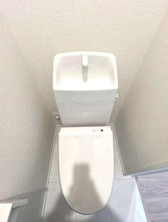 青梅市河辺町7丁目　新築戸建全1棟のトイレ|1階トイレには快適な温水洗浄便座付き！窓もあり換気もしっかりできます｡