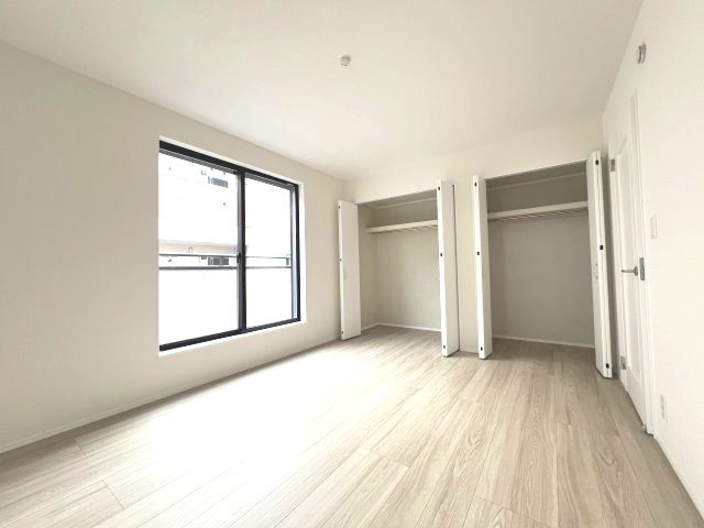 青梅市河辺町7丁目　新築戸建全1棟の洋室|【洋室1】ダブルクローゼットでご夫婦一つずつお使いいただけます
