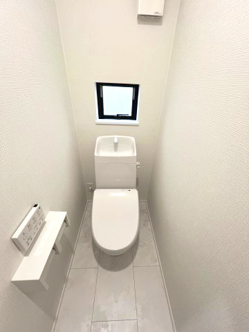 青梅市河辺町7丁目　新築戸建全1棟のトイレ|2階トイレには快適な温水洗浄便座付き！