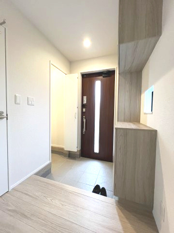 青梅市河辺町7丁目　新築戸建全1棟の玄関|玄関横にシューズインクローク付き、雨具や三輪車を置いても余裕の広さ