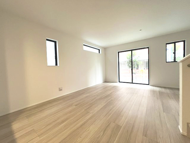青梅市河辺町7丁目　新築戸建全1棟の居間・リビング|どんなインテリアもOK！シンプルな造り、お好きなインテリアも選びたいですね。