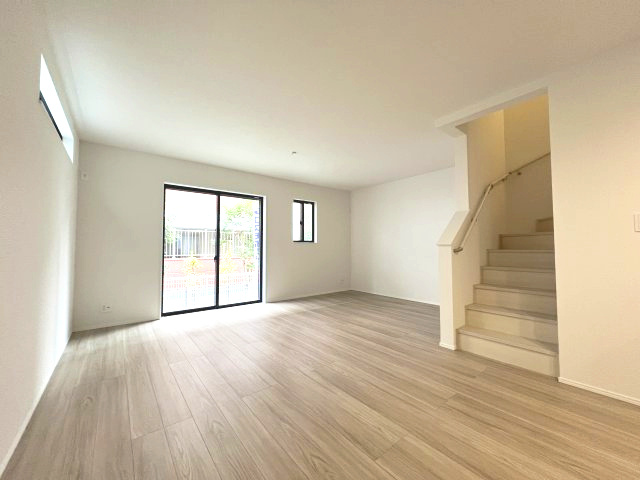 青梅市河辺町7丁目　新築戸建全1棟の居間・リビング|家族のコミュニケーション、空間の開放感があるリビング階段