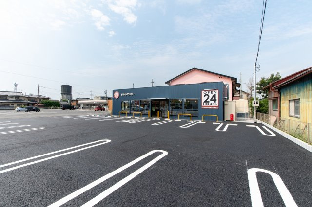 あるゾウランドリー古戸町店の駐車場