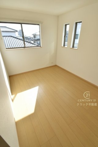 ハートフルタウン 　ひたちなか市相金町13番　Aの洋室|二面窓は採光に優れお部屋を明るく照らします。２面の窓から景色が見えるので開放感があり、通風も良く快適にお過ごしいただけます。