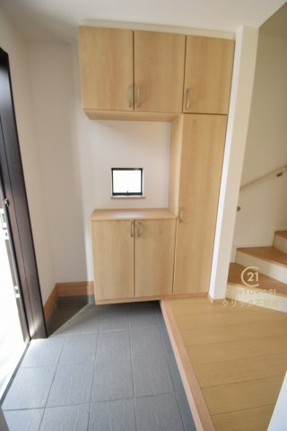 ハートフルタウン 　ひたちなか市相金町13番　Aの玄関|たっぷり入る玄関収納です！扉の中は可動棚ですので、用途に合わせて高さを自由に変えることができます。窓があるので湿気がこもりにくく明るいのも嬉しいです。