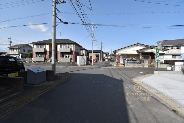 ハートフルタウン 　ひたちなか市相金町13番　Aの前面道路含む現地写真|前面道路幅６メートル。開放的な角地です。