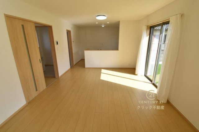 ハートフルタウン 　ひたちなか市相金町13番　Aの居間・リビング|日差しあふれる明るいLDKです。カーテンやラグの色、質感、選ぶ家具などでお部屋の雰囲気が変わります。お好みのインテリアを楽しみましょう♪