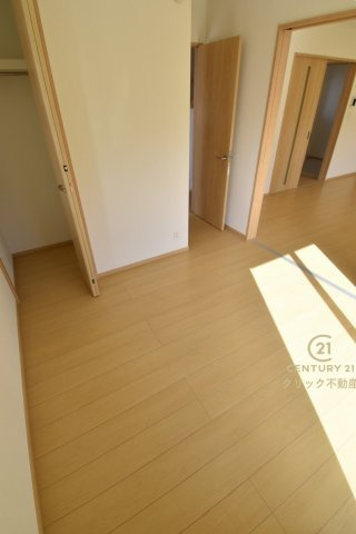 ハートフルタウン 　ひたちなか市相金町13番　Aの洋室|1階洋室、2WAY出入り口です。リビングを通らずに玄関から直接入る事もできます。在宅ワークに、キッズスペースに、と自由に使えます。収納も配備されております。
