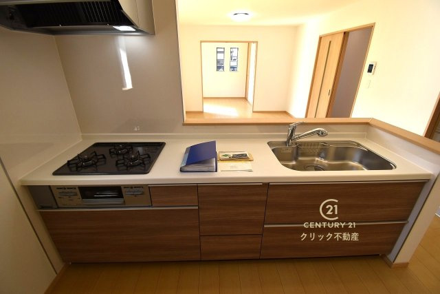 ハートフルタウン 　ひたちなか市相金町13番　Aのキッチン|キッチンからリビング全体が見渡せます。料理を作ることも、後片付けも、家族皆でまるごと楽しんでしまいましょう！会話がはずむ対面キッチンです。