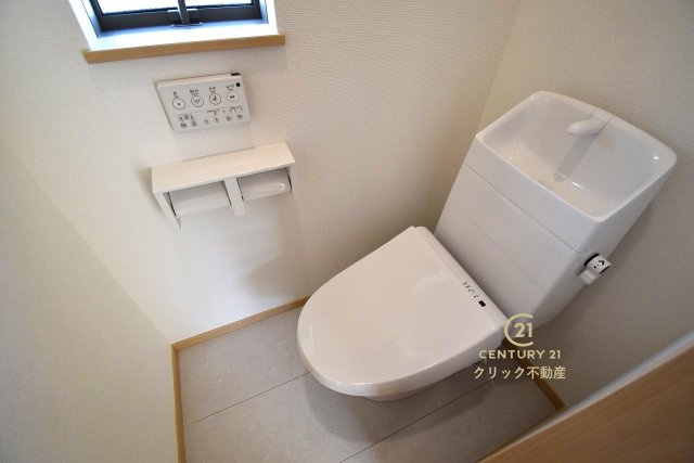 ハートフルタウン 　ひたちなか市相金町13番　Aのトイレ|毎日使う空間と機能だから、いつまでも清潔なスペースであってほしいのがトイレです。お掃除しやすいシンプルなデザインです。