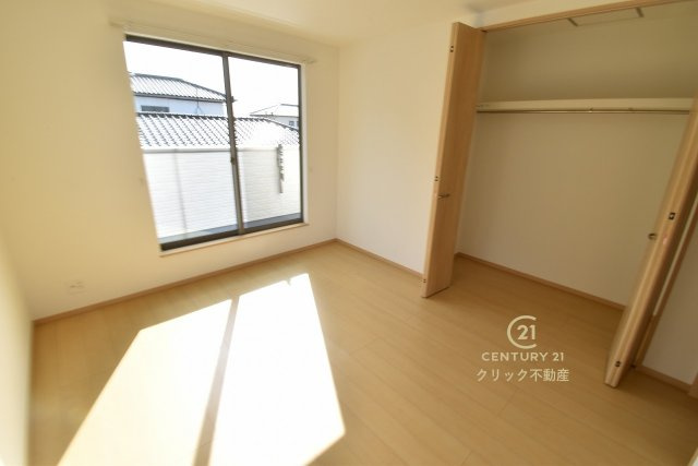 ハートフルタウン 　ひたちなか市相金町13番　Aの洋室|折戸を開くと壁面クローゼット。衣類が横一列に並ぶためひと目で洋服が選びやすい！衣類をたくさんお持ちの方もスッキリ片付きます♪