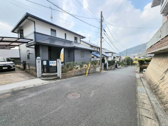 小倉南区葛原本町　リフォーム戸建ての前面道路含む現地写真|前面道路は広々してます♪