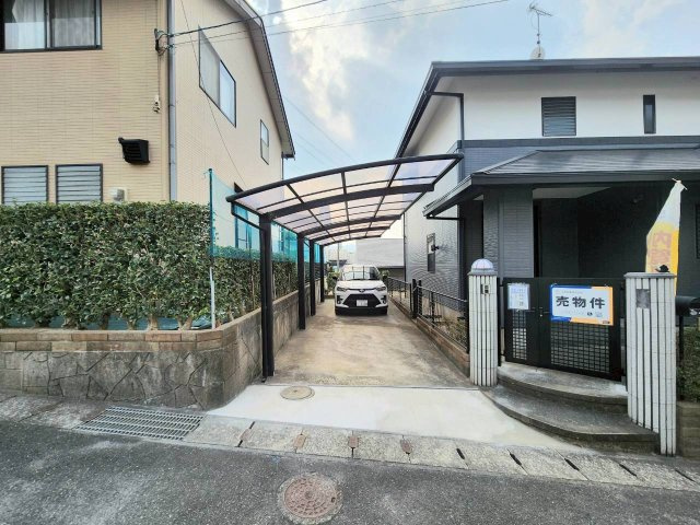 小倉南区葛原本町　リフォーム戸建ての駐車場|駐車場は縦列で2台分♪