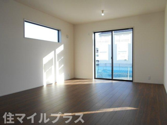 【居間・リビング】 | 須賀川市森宿新築一戸建て6棟 | こちらのリビングで趣味の時間をお楽しみください