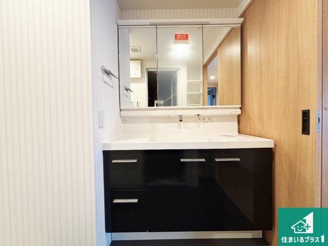 ライオンズマンション富雄D棟の独立洗面台|清潔感のある洗面台です。フラットな鏡は掃除がしやすく毎日清潔！鏡裏には収納があるのでスッキリとした洗面台が保てます。