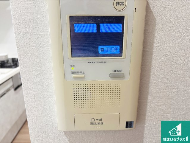 ライオンズマンション富雄D棟の防犯設備|カラーモニターインターホン！声だけでなく来訪者の姿や顔がモニターで確認できるので、小さなお子様がいらっしゃるご家庭でも安心できます！