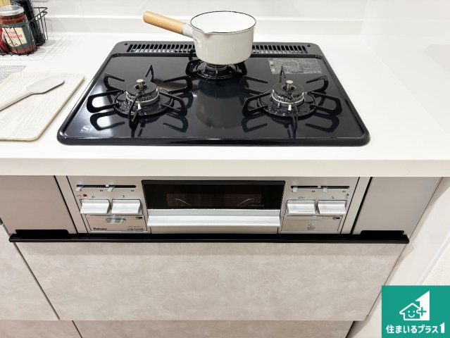 ライオンズマンション富雄D棟の設備|ダブル高火力Ｓｉセンサー付きコンロ！３口あるので、まとめて料理をする時も大活躍！