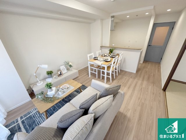 ライオンズマンション富雄D棟の居間・リビング|日当たり良好の明るいリビングで朝の目覚めもスッキリできそう！対面キッチンでご家族のコミュニケーションも自然と増える設計！小さなお子様が遊ぶスペースを作っても広々とくつろげるLDK！