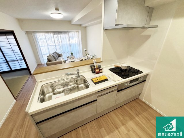 ライオンズマンション富雄D棟のキッチン|リビングと統一感があり、使い勝手のいいキッチン。広々としているので、二人並んで作業が出来ちゃいます。お子様と一緒に色々なお料理に挑戦できるスペースがあります。