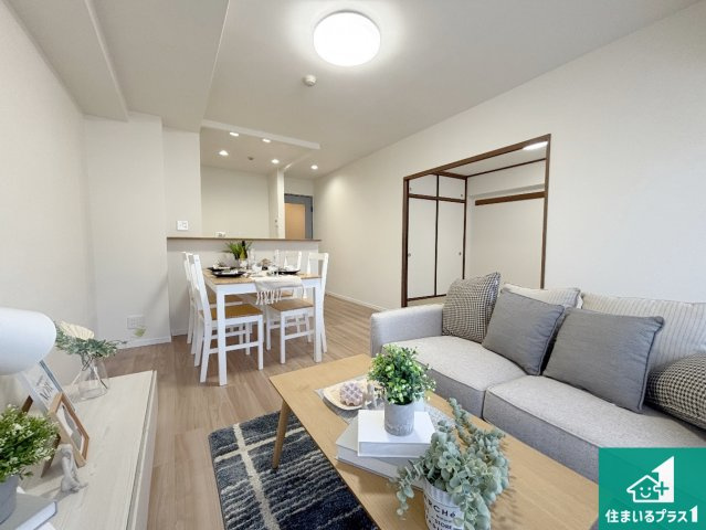 ライオンズマンション富雄D棟の居間・リビング|日当たり良好の明るいリビングで朝の目覚めもスッキリできそう！対面キッチンでご家族のコミュニケーションも自然と増える設計！小さなお子様が遊ぶスペースを作っても広々とくつろげるLDK！