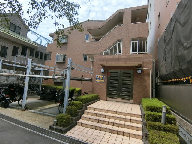 ロイヤルヒルズ中浦和のエントランス