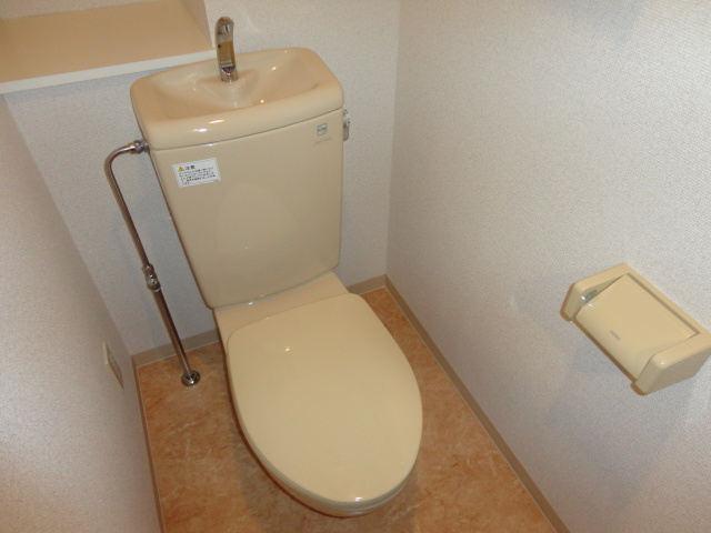 ロイヤルヒルズ中浦和のトイレ|別号室の参考写真です。