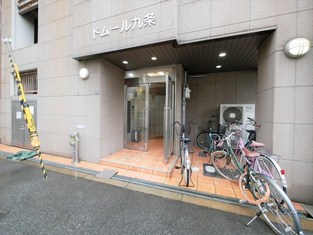 ドムール九条のエントランス