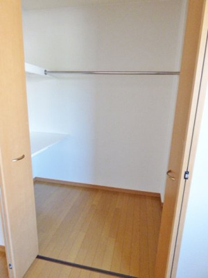 【収納】 | Ｙ・Ｉ壱番館 | 北側６帖のお部屋にあるウォークインクローゼット。収納力十分。　※掲載画像は同タイプの別室内画像のため