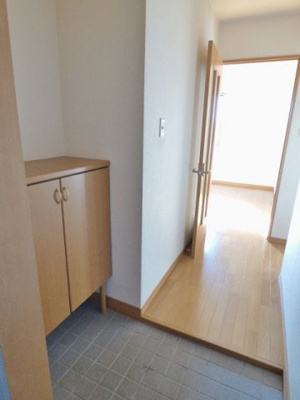 【玄関】 | Ｙ・Ｉ壱番館 | 玄関の段差はあまり高くないので小さなお子様がいても安心。　※掲載画像は同タイプの別室内画像のためイメ