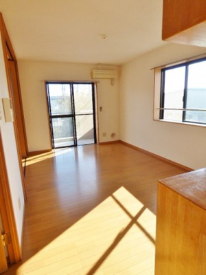 【居間・リビング】 | Ｙ・Ｉ壱番館 | LDK11.0帖。南向きの明るいリビングです♪　※掲載画像は同タイプの別室内画像のためイメージとして