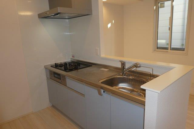 グランチェスタ白楽のキッチン|３口ガスコンロ付きシステムキッチン