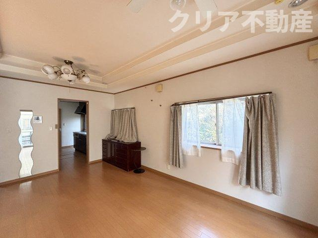 【居間・リビング】 | 伊勢崎市茂呂南町　中古戸建