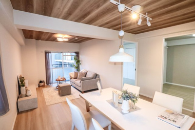 【居間・リビング】 | ＧＳハイム船場 | 室内改装済！角部屋の３LDK♪
※家具・小物・照明はディスプレイ用です。