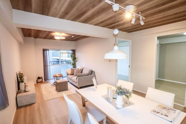 【居間・リビング】 | ＧＳハイム船場 | 室内改装済！角部屋の３LDK♪
※家具・小物・照明はディスプレイ用です。